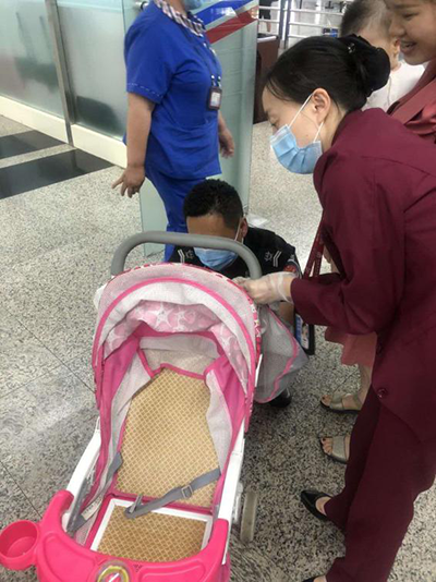 圖片1.png“真情服務(wù)”是讓旅客更加安心、放心、舒心的出行。行查室作為部門進(jìn)港服務(wù)的最后一個(gè)環(huán)節(jié)，在日常工作中也很注重服務(wù)細(xì)節(jié)。6月10日，行查室工作人員幫助旅客打開嬰兒車，為她排憂解難。.png