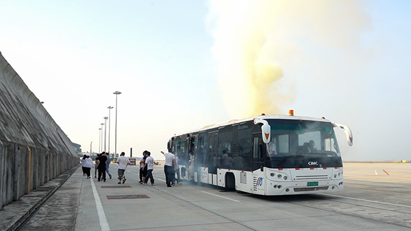 1654650255601412.jpg 綿陽(yáng)機(jī)場(chǎng)積極組織開(kāi)展航空器跑道突發(fā)事件應(yīng)急救援演練1.jpg