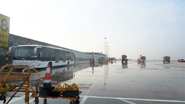 1654650268129921.jpg 綿陽(yáng)機(jī)場(chǎng)積極組織開(kāi)展航空器跑道突發(fā)事件應(yīng)急救援演練2.jpg