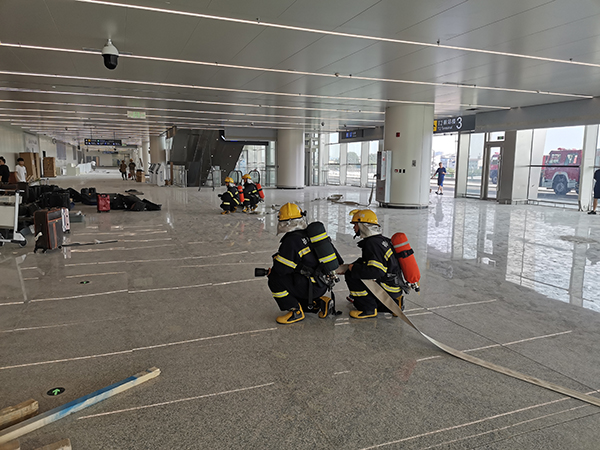 消防護(hù)衛(wèi)部在T2航站樓開展消防單項演練.jpeg