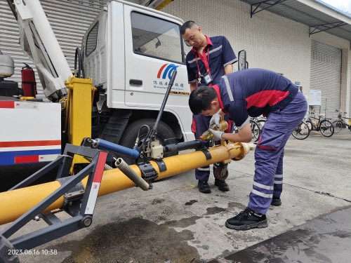 1687144474945752.jpg 機(jī)務(wù)部搶修牽引桿6.16_副本.jpg